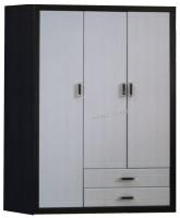 Шкаф трехдверный